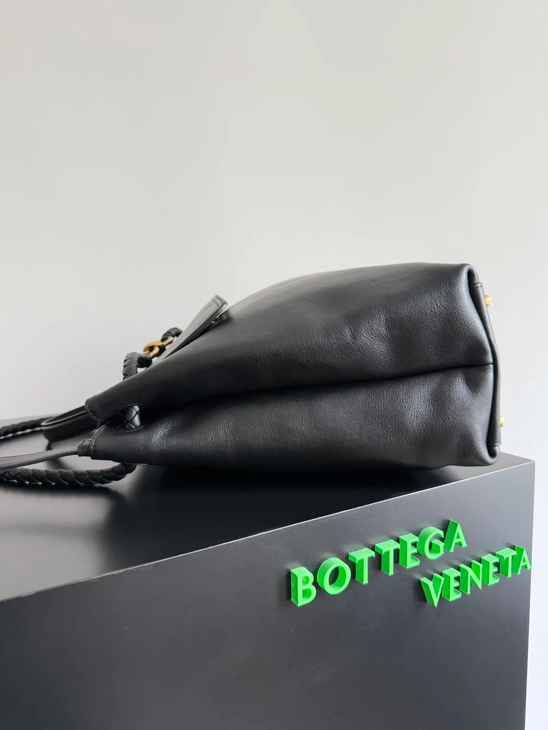 Batch 3160 BottegaVeneta Latest Ciao Ciao Bag Silky cowhide two-way flap handbag with signature twist detail, hidden hook closure, flap can be fastened to the front or attached to the INTRECCIATO woven internal pocket, comes with an adjustable and removable crossbody strap, internal compartment, and also features a zippered pocket. The surprise flap has various shapes. Style 1 - Cover the bag surface, exposing the knot and knot decoration. Style 2 - Place the flap inside the bag. A buckle is also designed. Style 3 - The U-shaped position of the top handle in the hand bag. Style No.: 826195 Size: 42*32*15cm